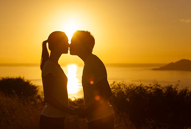 casal beijando no pôr-do-sol - namorados - fotografias e filmes do acervo