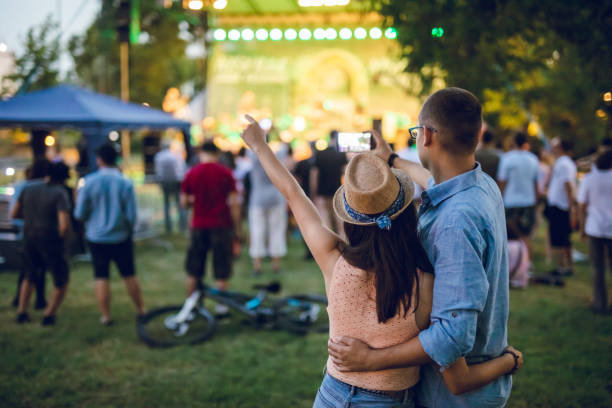 paar dat selfie op een muziekfestival maakt - concert stockfoto's en -beelden