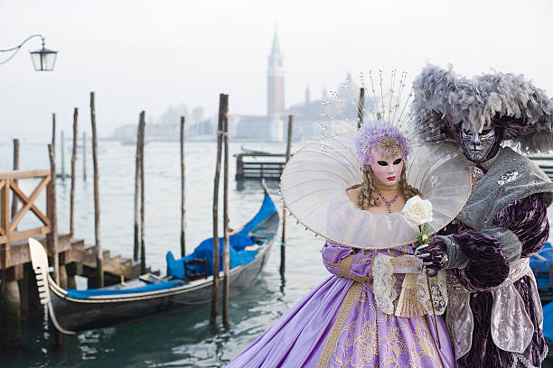 coppia di maschere-bellezza e il mistero di venezia (xxl - carnevale venezia foto e immagini stock