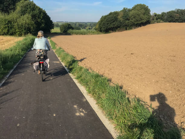 koppel op fiets in shadow - pensioen nederland stockfoto's en -beelden