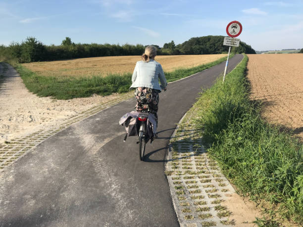 paar op de fiets - pensioen nederland stockfoto's en -beelden