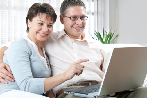 Paar Am Laptop Stockfoto und mehr Bilder von Arbeiten - iStock Paar Am Laptop Stockfoto und mehr Bilder von Arbeiten - iStock