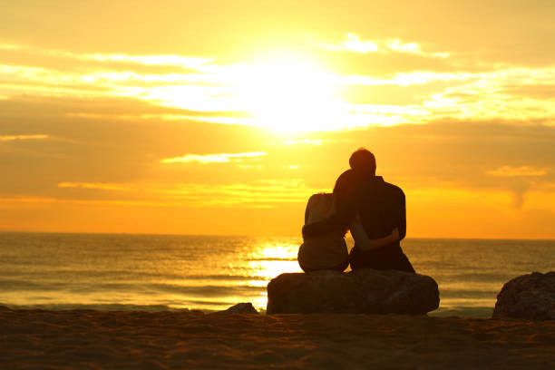 truyện - Sưu Tầm Truyện Ngắn Tình Yêu: Chờ nhau nơi thiên đường  Couple-silhouette-dating-at-sunset-on-the-beach-picture-id1059571964?k=6&m=1059571964&s=612x612&w=0&h=4WuPjZloDJlI1rX28eihERz2huPUa24E9aHgJqT62DY=