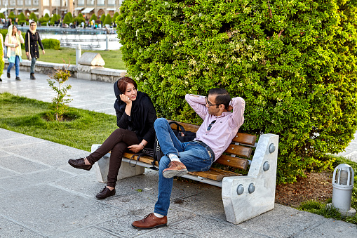 Foto de Casal Conversando Sentado No Banco Na Praça Naghshe Jahan Irã e mais fotos de stock de Irã - iStock