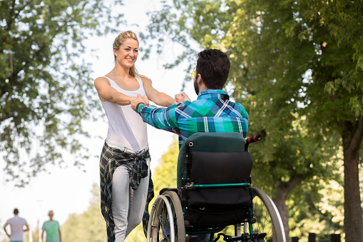 Parkta Yuruyen Bir Cift Tekerlekli Sandalye Kullanan Bir Belden Asagisi Felcli Biri Stok Fotograflar Adamlar Nin Daha Fazla Resimleri Istock