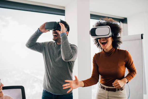 echtpaar met virtual reality-simulator - vr meeting stockfoto's en -beelden