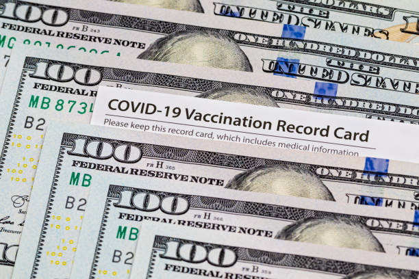 tarjeta de vacunación covid-19 y dinero en efectivo. lotería de vacunas covid, concepto de bonos e incentivos. - vaccine mandate fotografías e imágenes de stock