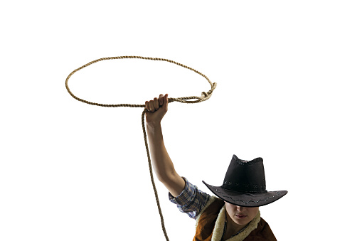 Cowboy med hatt som har sitt lasso i luften