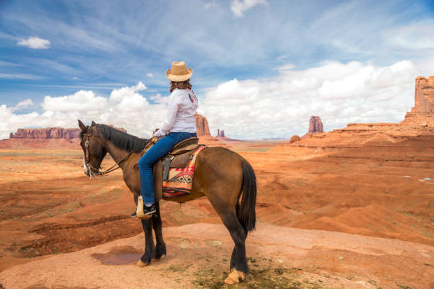 cowgirl ridning häst i monument valley navajo tribal park i usa - desert cowgirl bildbanksfoton och bilder