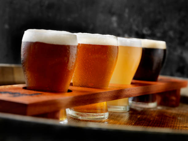 bandeja de muestreador de cerveza artesanal - cerveza fotografías e imágenes de stock