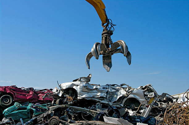 crane cars Crane picking up crushed cars crane machinery stock pictures, royalty-free photos & images