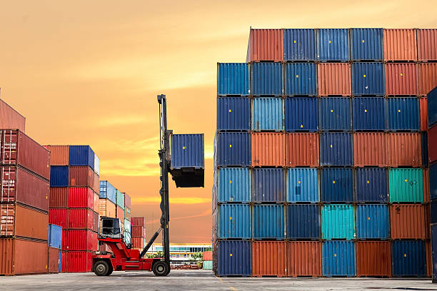 crane lifting bis container in yard - handel treiben stock-fotos und bilder