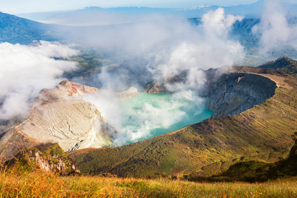 kawah gunung api ijen dilihat dari gunung merapi di indonesia - kawah ijen potret stok, foto, & gambar bebas royalti