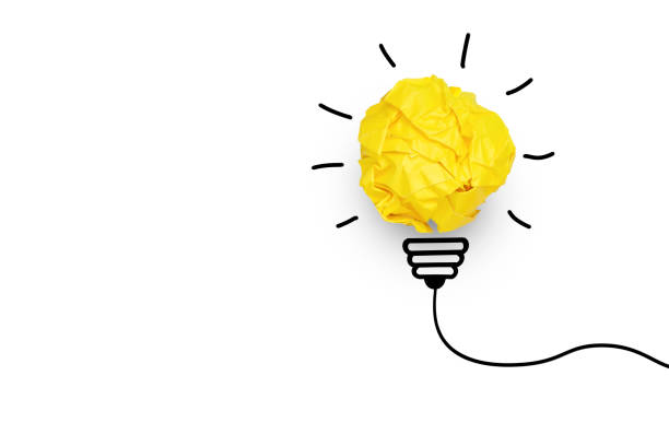 idée créative. concept d’idée et d’innovation avec la boule de papier jaune sur le fond blanc - ampoule idée photos et images de collection