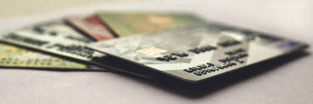 tarjetas de crédito, cerrar vista con enfoque selectivo. panorama. - pile of credit cards fotografías e imágenes de stock