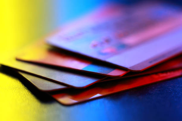 tarjetas de crédito - pile of credit cards fotografías e imágenes de stock