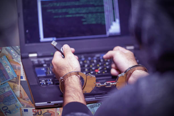 kriminelle hacker hände in handschellen gesperrt. nahansicht. - cyber crime capture stock-fotos und bilder