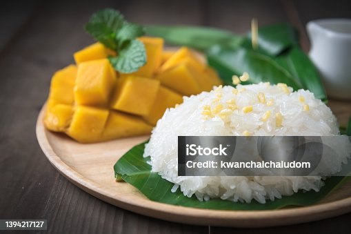 istock Crispy Mung bean on coconut milk and Flavored Sticky Rice with Ripe Mango on wood dish, 1394217127