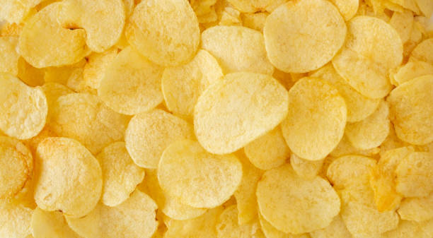knusprige pommes frites snack textur hintergrund draufsicht - chips potato stock-fotos und bilder