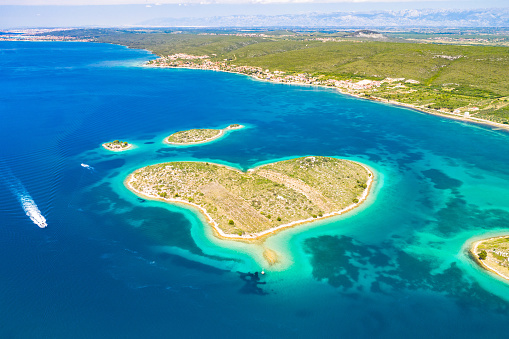 ✓ Fotos do Croácia, belo litoral no mar Adriático, ilha romântica em forma  de coração de Galesnjak no mar turquesa Royalty Free