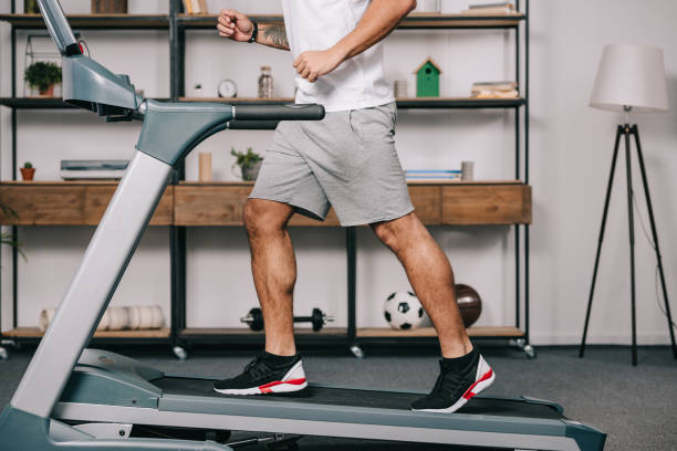 tampilan dipotong dari olahragawan berotot berjalan di treadmill - treadmill potret stok, foto, & gambar bebas royalti