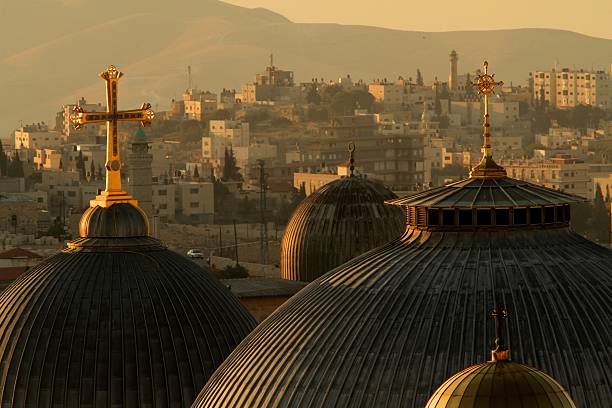 croci e le cupole nella città santa di gerusalemme - jerusalem foto e immagini stock