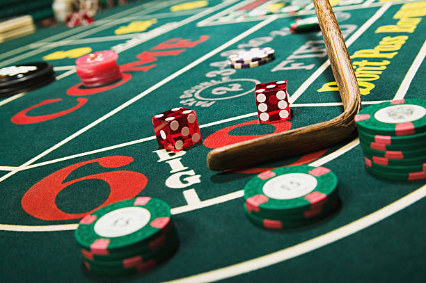 croupier stick clearing craps table - casino stockfoto's en -beelden