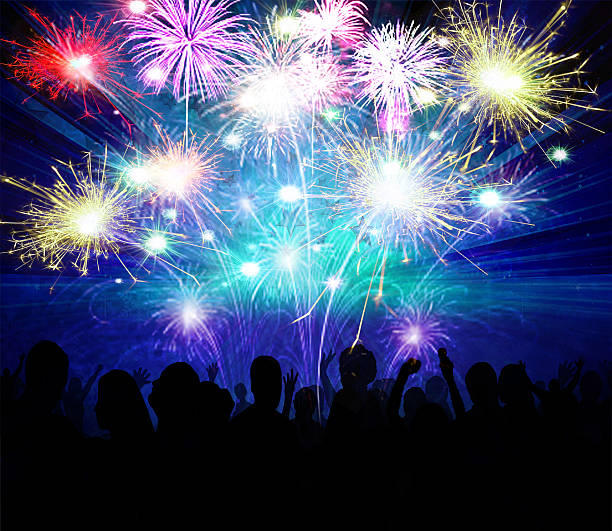 tłum świętowanie z ognie sztuczne - happy new year zdjęcia i obrazy z banku zdjęć