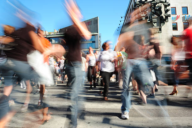 crowd-sonnigen straße motion blur - olaser stock-fotos und bilder