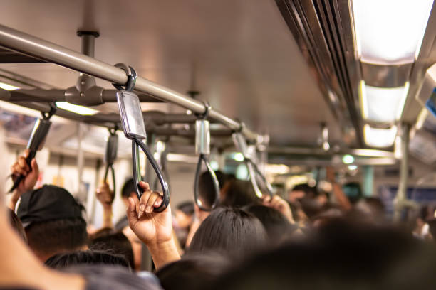 menigte binnen de trein in spitsuur - openbaar vervoer stockfoto's en -beelden