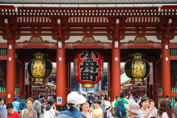 東京、日本 - 2015 年 6 月 17 日: 東京・浅草で日本浅草寺浅草で初詣の群衆は都内最古の寺 - 初詣 ストックフォトと画像