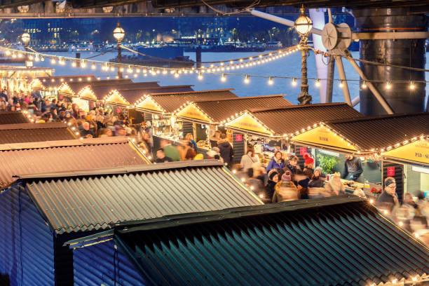 menigte van mensen op de south bank christmas market in londen 's nachts - south bank london stockfoto's en -beelden