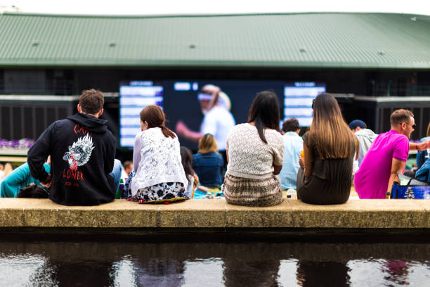 人群觀看網球在大螢幕上的山丘, 溫布頓, 英國 - wimbledon tennis 個照片及圖片檔