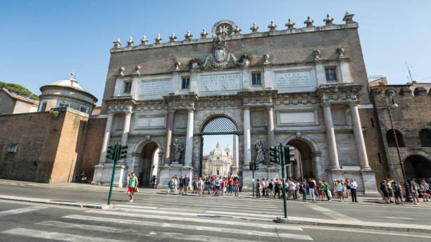 folla di turisti fuori da piazza del popolo a roma, italia - piazza del popolo roma foto e immagini stock