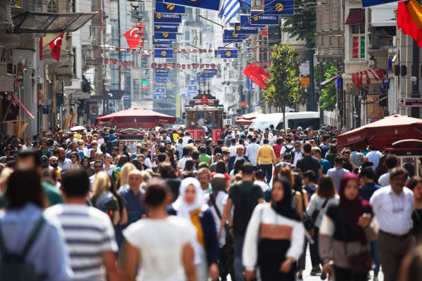 trångt istiklal-gatan i istanbul - istiklal caddesi bildbanksfoton och bilder