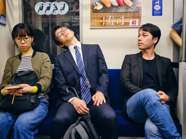 混雑した日本の地下鉄列車 - 電車 ストックフォトと画像