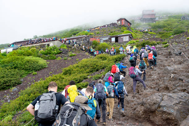富士山の混雑した登山道 - 富士山 ストックフォトと画像