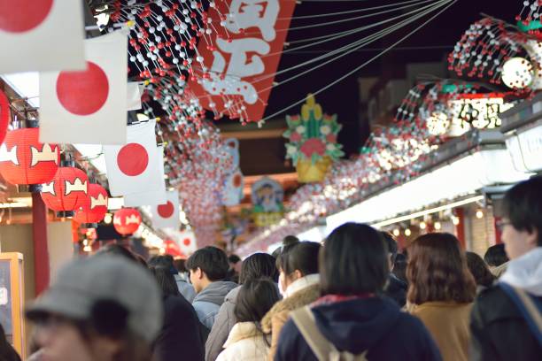 東京都の浅草地区を訪問する並んでいる群衆 - 初詣 ストックフォトと画像