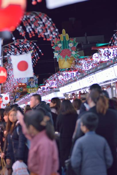 東京都浅草の寺院を訪問する並んでいる群衆 - 初詣 ストックフォトと画像