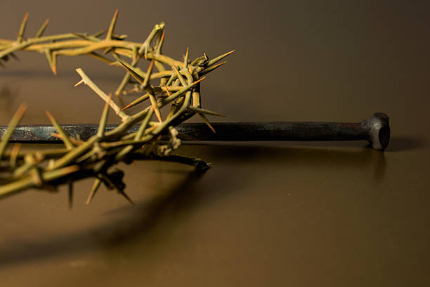 couronne d'épines du crucifx des ongles et même au crucifixtion - good friday photos et images de collection
