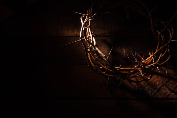une couronne d’épines sur un fond en bois. thème de pâques - good friday photos et images de collection