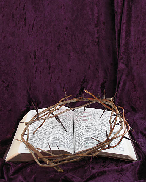 couronne d'épines, violet peignoir & bible (kjv - good friday photos et images de collection