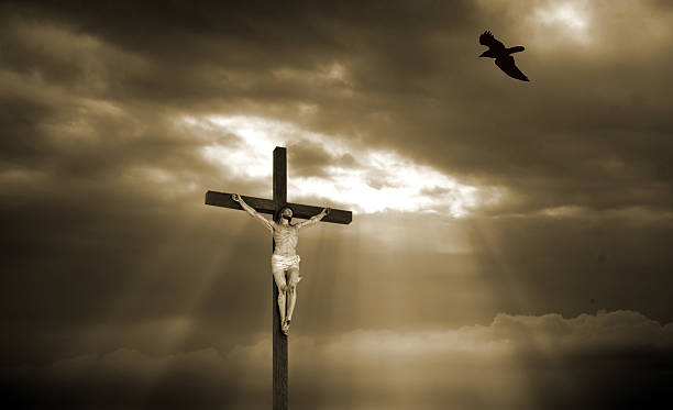 crucifix et raven - good friday photos et images de collection