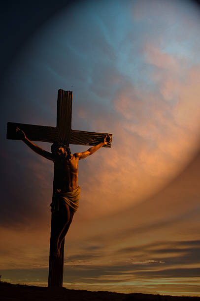 crucifix le vendredi saint - good friday photos et images de collection