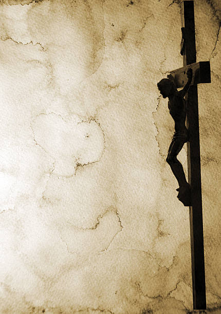 crucifix sur papier coloré - good friday photos et images de collection
