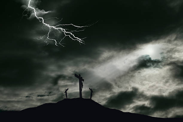 crucifixion de jésus sur golgotha avec espace pour copie - good friday background photos et images de collection