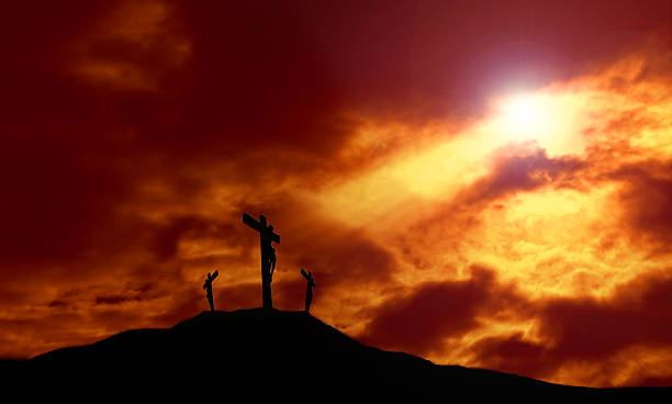 crucifixion de jésus avec dramatique ciel et espace pour copie - good friday background photos et images de collection