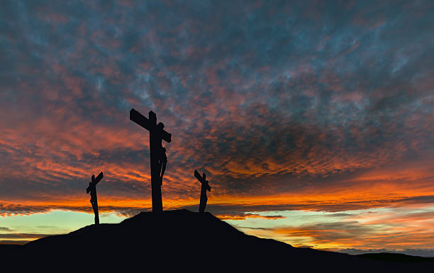 crucifixion de jésus avec dramatique ciel et espace pour copie - good friday background photos et images de collection
