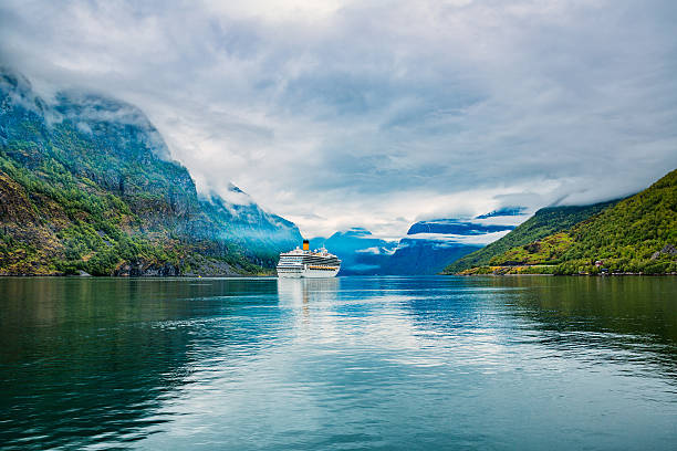 cruise liners on hardanger fjorden - norway 個照片及圖片檔