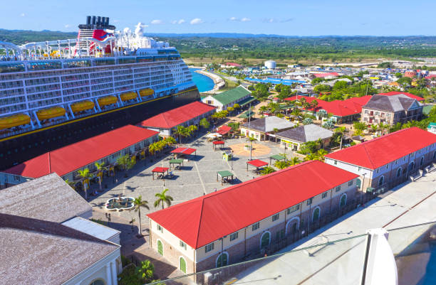 ジャマイカのファルマスでドッキングされているクルーズ船ディズニーのクルーズ ラインでディズニー ・ ファンタジー - ジャマイカのファルマス 写真 ストックフォトと画像